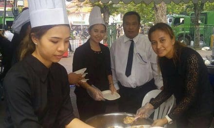 แจกอาหารฟรี